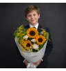 букет из желтых подсолнухов с белыми гвоздиками,ромашками и солидаго