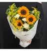 букет из желтых подсолнухов с белыми гвоздиками,ромашками и солидаго