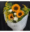 букет из желтых подсолнухов с белыми гвоздиками,ромашками и солидаго