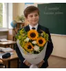 букет из желтых подсолнухов с белыми гвоздиками,ромашками и солидаго