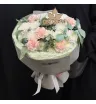 букет из белых кустовых хризантем и розовых гвоздик в зеленью