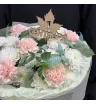 букет из белых кустовых хризантем и розовых гвоздик в зеленью