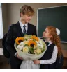букет из жёлтых подсолнухов, кремовых роз, белых хризантем, ромашек и зелени