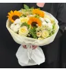 букет из жёлтых подсолнухов, кремовых роз, белых хризантем, ромашек и зелени