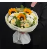 букет из жёлтых подсолнухов, кремовых роз, белых хризантем, ромашек и зелени