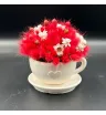 красные и белые сухоцветы с лагурусом в керамической чашке