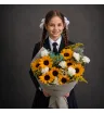 букет из жёлтых подсолнухов, белых диантусов, ромашек, эвкалипта и солидаго