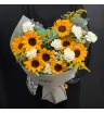 букет из жёлтых подсолнухов, белых диантусов, ромашек, эвкалипта и солидаго