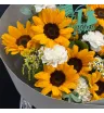 букет из жёлтых подсолнухов, белых диантусов, ромашек, эвкалипта и солидаго