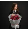 13 одноголовых роз разных оттенков с декоративной зеленью и сухоцветами