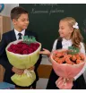 школьники с букетами из кустовых роз на 1 сентября