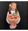 школьники с букетами из кустовых роз на 1 сентября