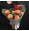 школьники с букетами из роз на 1 сентября