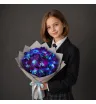 школьница с букетом из синих орхидей на 1 сентября