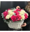 Малиновые и белые французские розы с эвкалиптом в белой корзине