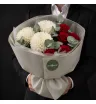 букет из красных роз и белых шаровидных хризантем