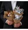 новогодние мини-букеты с хвойными ветвями и шарами в белой и золотой гамме