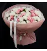 букет из белых ромашковых хризантем и розовых кустовых роз.