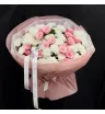 букет из белых ромашковых хризантем и розовых кустовых роз.