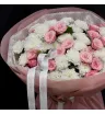 букет из белых ромашковых хризантем и розовых кустовых роз.