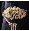 букет из 35 кустовых кремовых и светло-розовых роз