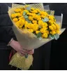 Букет из желтых хризантем с эвкалиптом «Сияние радости»