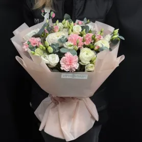 букет из белых ранункулюсов,розовых гвоздик и белой эустомы.