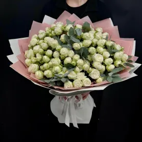 белые пионовидные кустовые розы с эвкалиптом