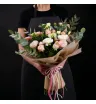 Букет из розовых кустовых роз, белой эустомы, гвоздик и эвкалипта