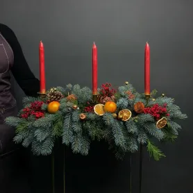 Композиция из нобилиса и свечей &laquo;Огни зимнего леса&raquo; от интернет-магазина «Игнолия» в Люберцах