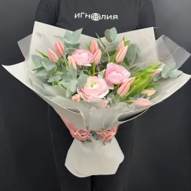 Букет из тюльпанов и ранункулюсов &laquo;Весеннее очарование&raquo; от интернет-магазина «Игнолия» в Люберцах