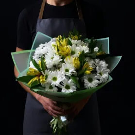 букет из белых ромашковых хризантем и жёлтых альстромерий.
