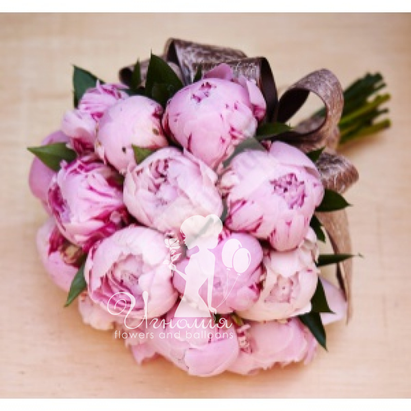 букет невесты из розовых пионов