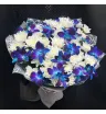 букет из белых хризантем и синих орхидей дендробиума в декоративной упаковке
