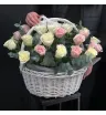 Корзина из белых и розовых роз с эвкалиптом 