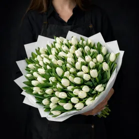101 белых тюльпанов в букете в декоративной упаковке

