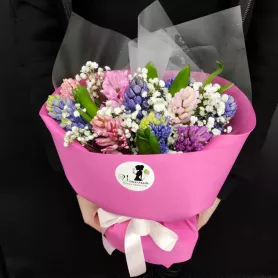 букет из розовых и синих гиацинтов с белой гипсофилой.