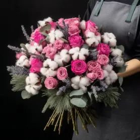 букет из розовых одноголовых роз, ярко-розовых кустовых роз, хлопка, лаванды, нобилиса и эвкалипта
