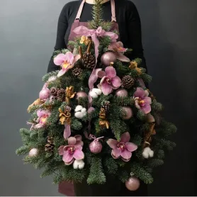 композиция-ёлка из нобилиса с розовыми орхидеями, хлопком, шишками и розовыми шарами