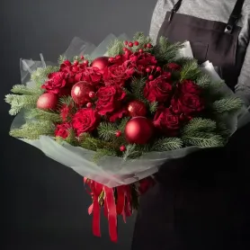 букет из красных роз, нобилиса и красных новогодних шаров