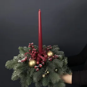 композиция из нобилиса, красной свечи, красных ягод и золотых шаров