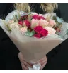 букет из розовых и малиновых роз с эвкалиптом и  декоративными злаками.