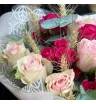 букет из розовых и малиновых роз с эвкалиптом и  декоративными злаками.