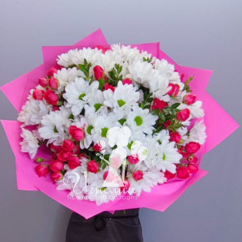 Сборный букет из роз и хризантем &laquo;Красота любви&raquo;