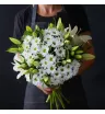 букет из белых лилий и белых кустовых хризантем с зеленью
