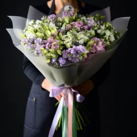 букет из розовой и сиреневой маттиолы и белой эустомы.