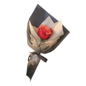 Комплимент из одной розы «Королева цветов» от интернет-магазина «Игнолия» в Люберцах