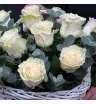 Корзина из белых роз и эвкалипта
