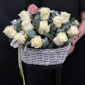 Корзина из белых роз и эвкалипта