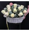 Корзина из белых роз и эвкалипта